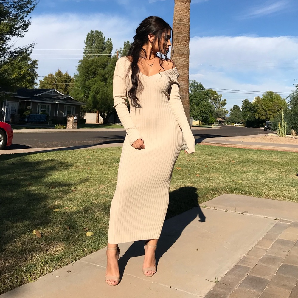 Long sleeve, off the shoulders ankle length dress